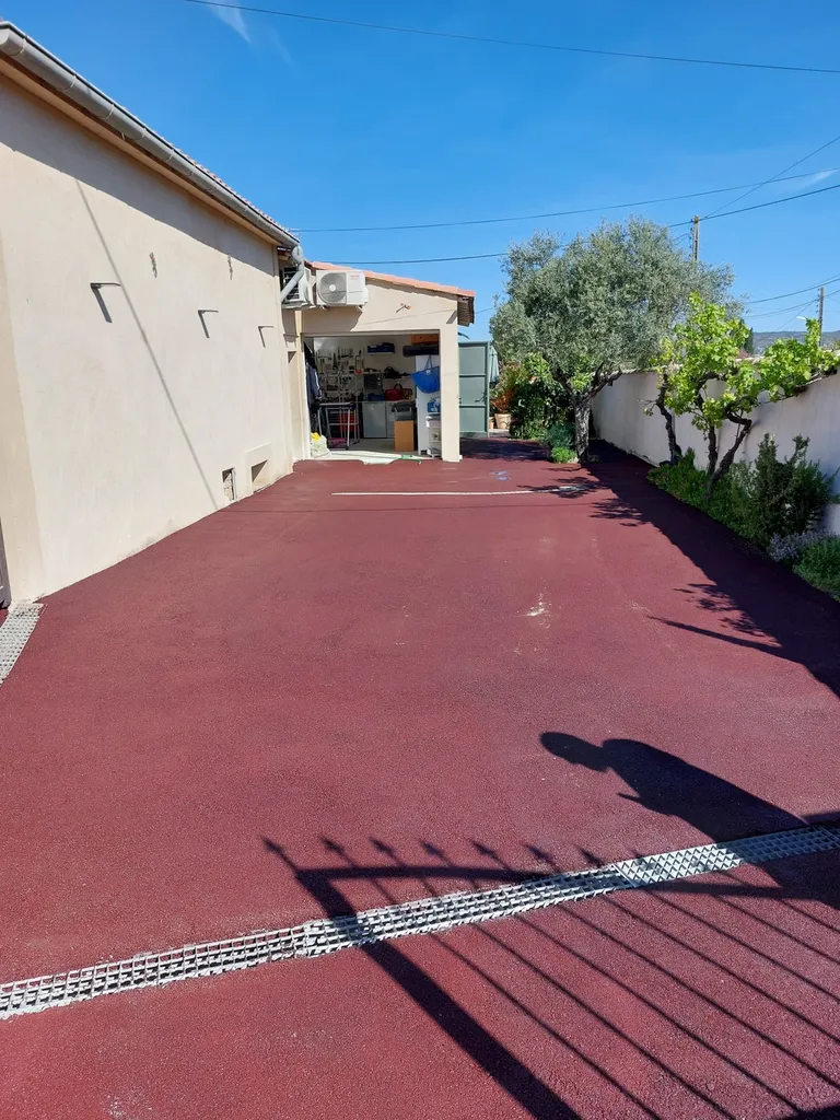 Pose d'un enrobé de bitume rouge sur une surface de 110m² à Velaux dans les Bouches du Rhône