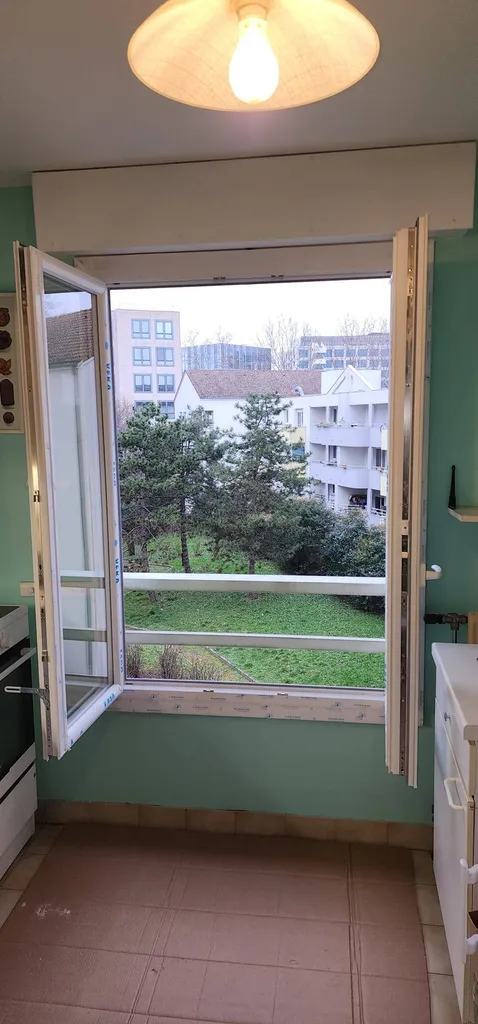 Réalisation d'une installation de fenêtre PVC en remplacement de menuiserie bois à Écully