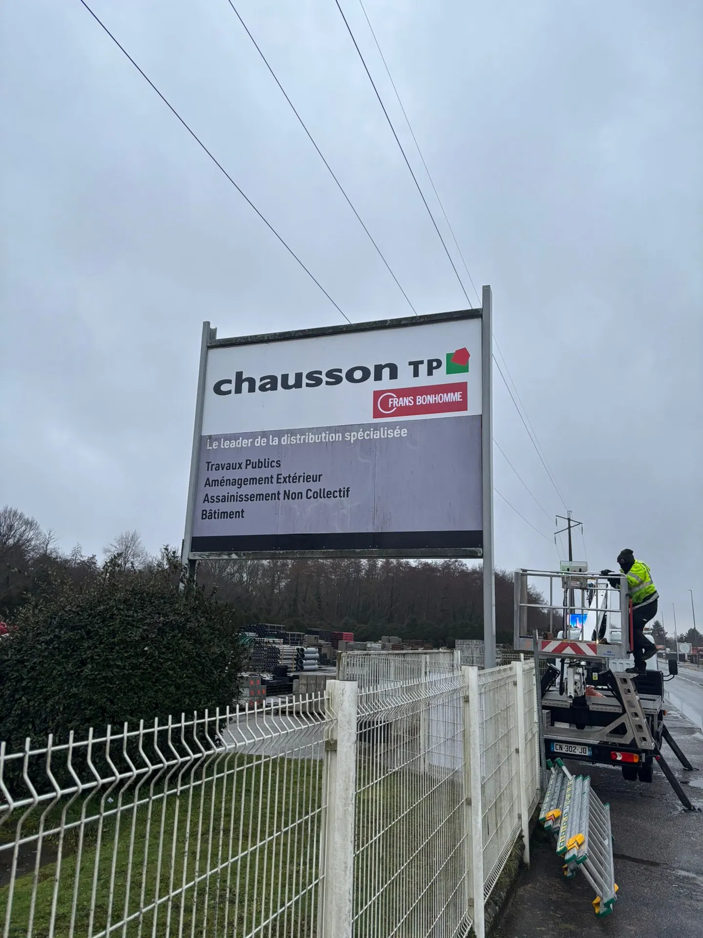Fabrication et installation de panneaux publicitaires grand format pour entreprises comme Chausson TP souhaitant renforcer leur visibilité locale efficacement à Toulouse