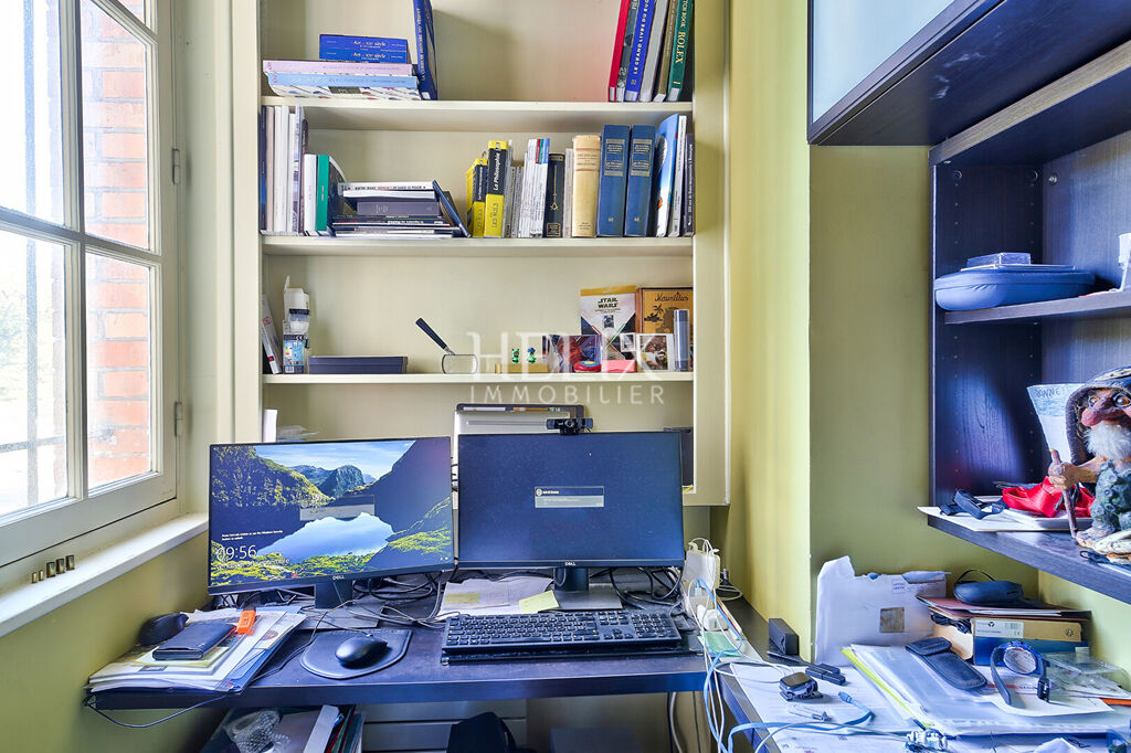 Dans un immeuble de standing au  Vésinet très bel appartement traversant