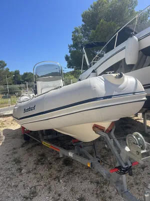 Vente d'un Zodiac Bombard Explorer SB 550 d'occasion équipé d'un moteur Yamaha 60 CV disponible à La Londe les Maures près de Hyères