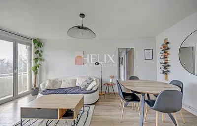 Séjour, salle à manger avec accès balcon