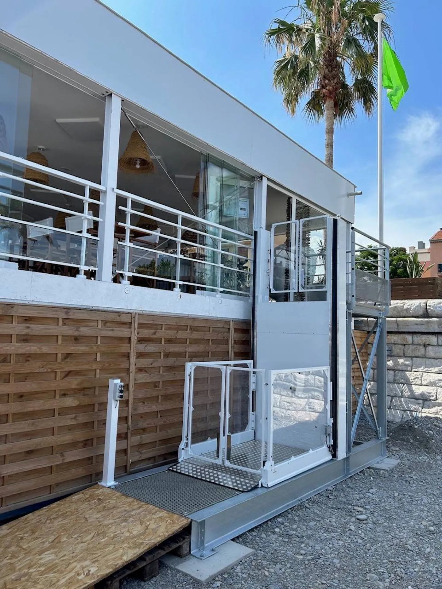 plateforme verticale pour franchir un étage  en extérieur près de Nice