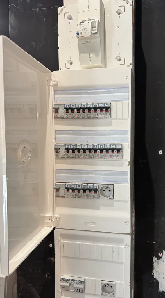 Installation et mise aux normes d’un tableau électrique Legrand dans une habitation à Marseille 12 eme