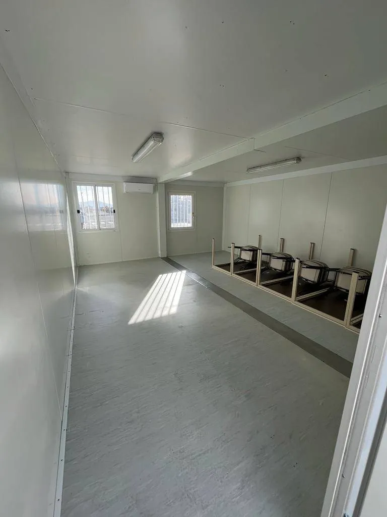 Location de structure modulairepour bureaux, vestiaire, sanitaire, base vide du chantier naval de Marseille