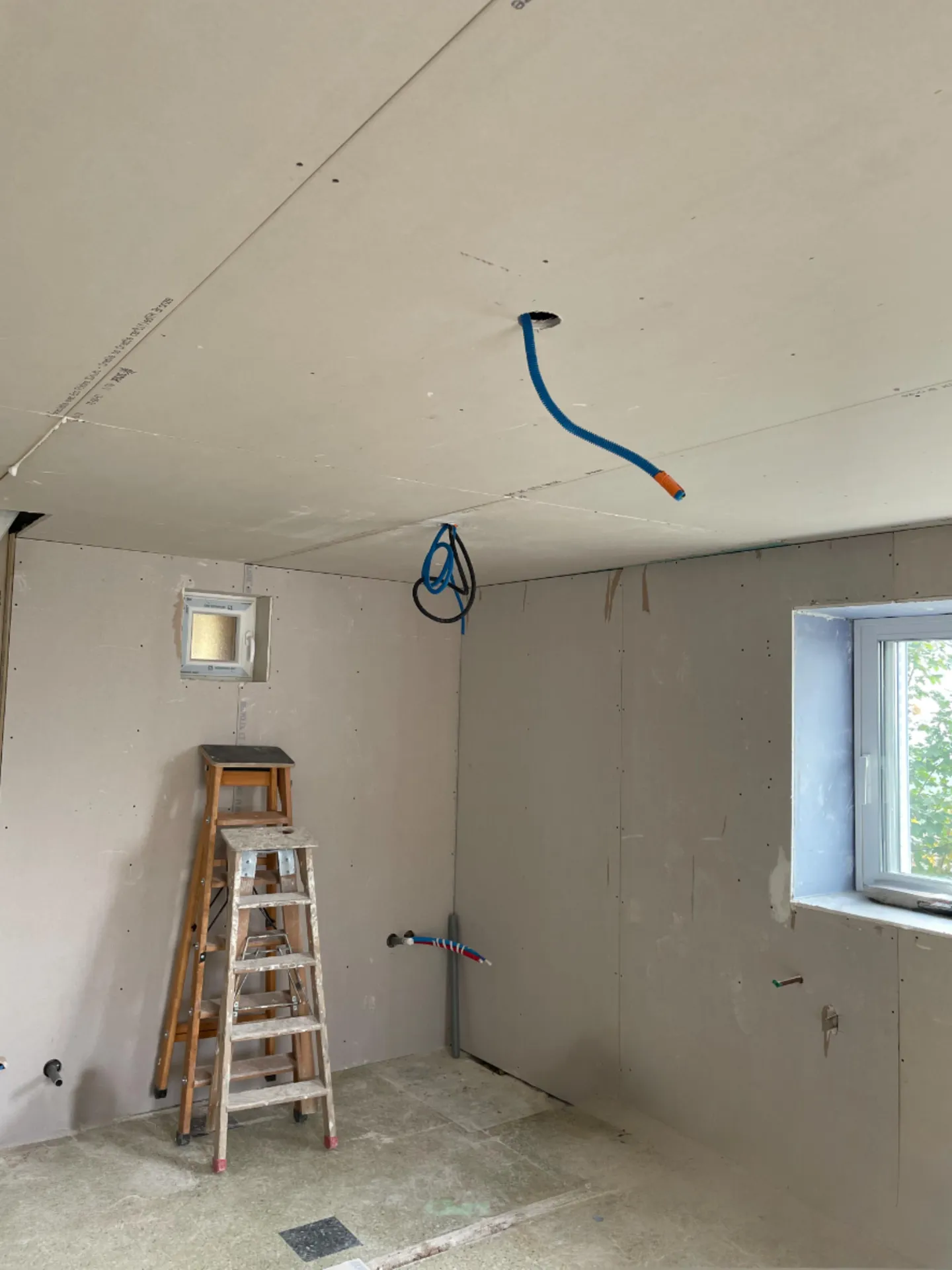 Travaux d’isolation thermique intérieure (ITI) avec remplacement de fenêtre pour améliorer l’étanchéité à l’air et les performances énergétiques du logement