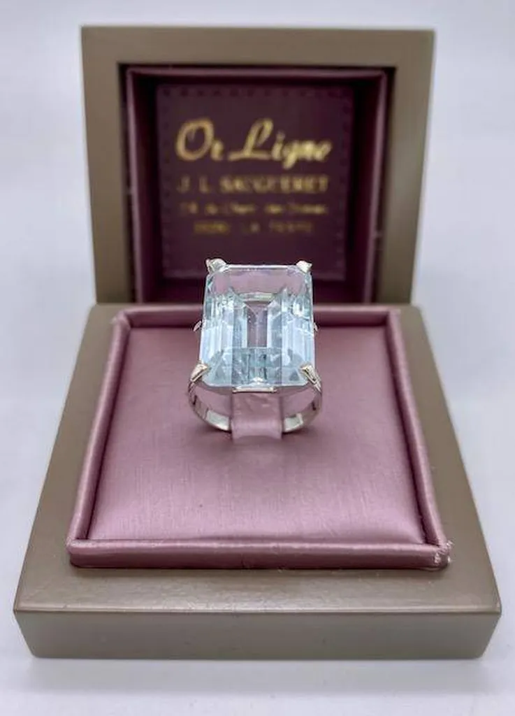 Très belle bague en or blanc 750/1000ème avec aigue marine rectangulaire de 20 carats en dépôt vente chez la bijouterie Or Ligne à La Teste près de Bordeaux