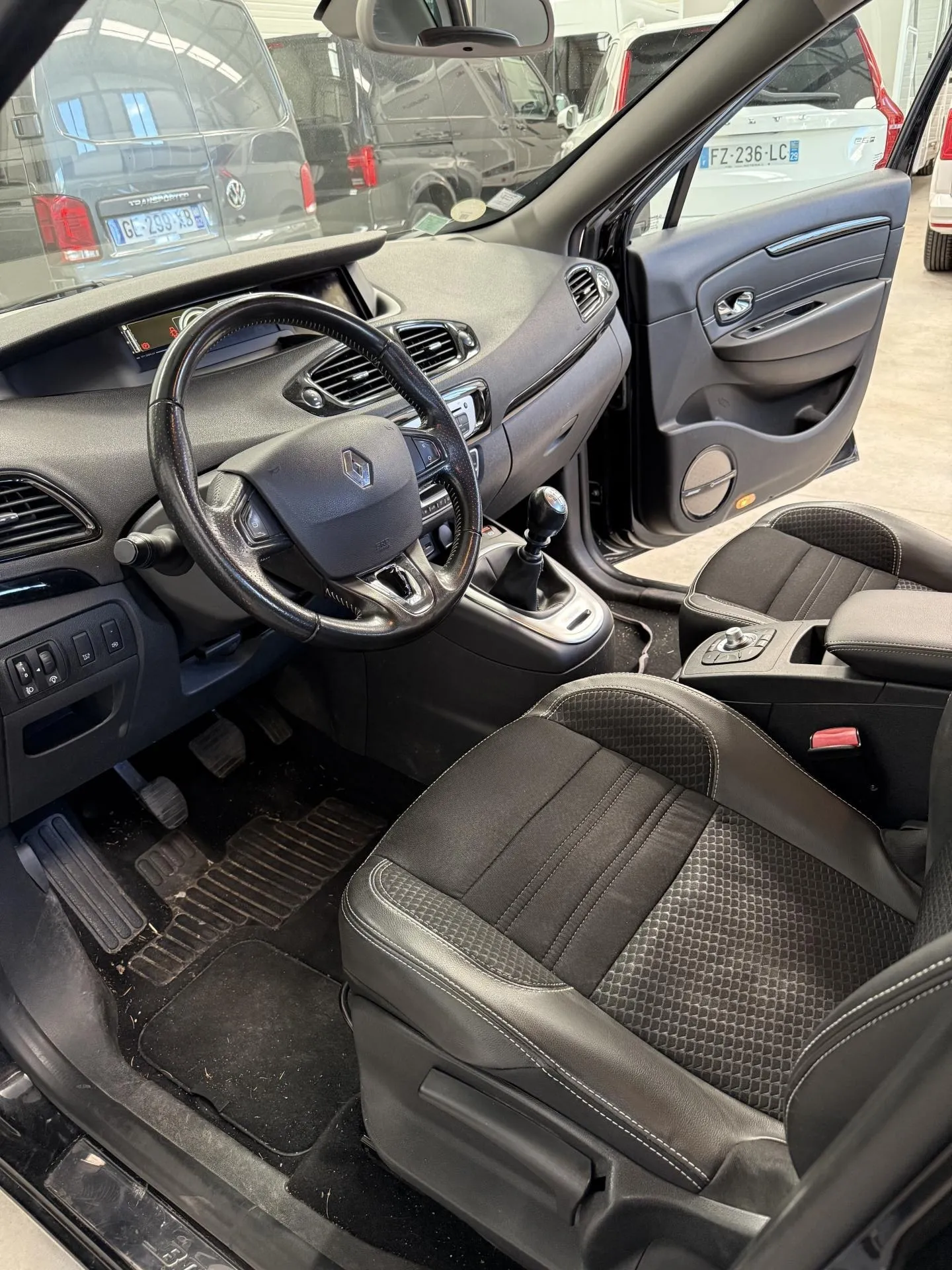 Un Renault Scénic transformé grâce à un nettoyage intérieur professionnel à Saint-Priest-en-Jarez