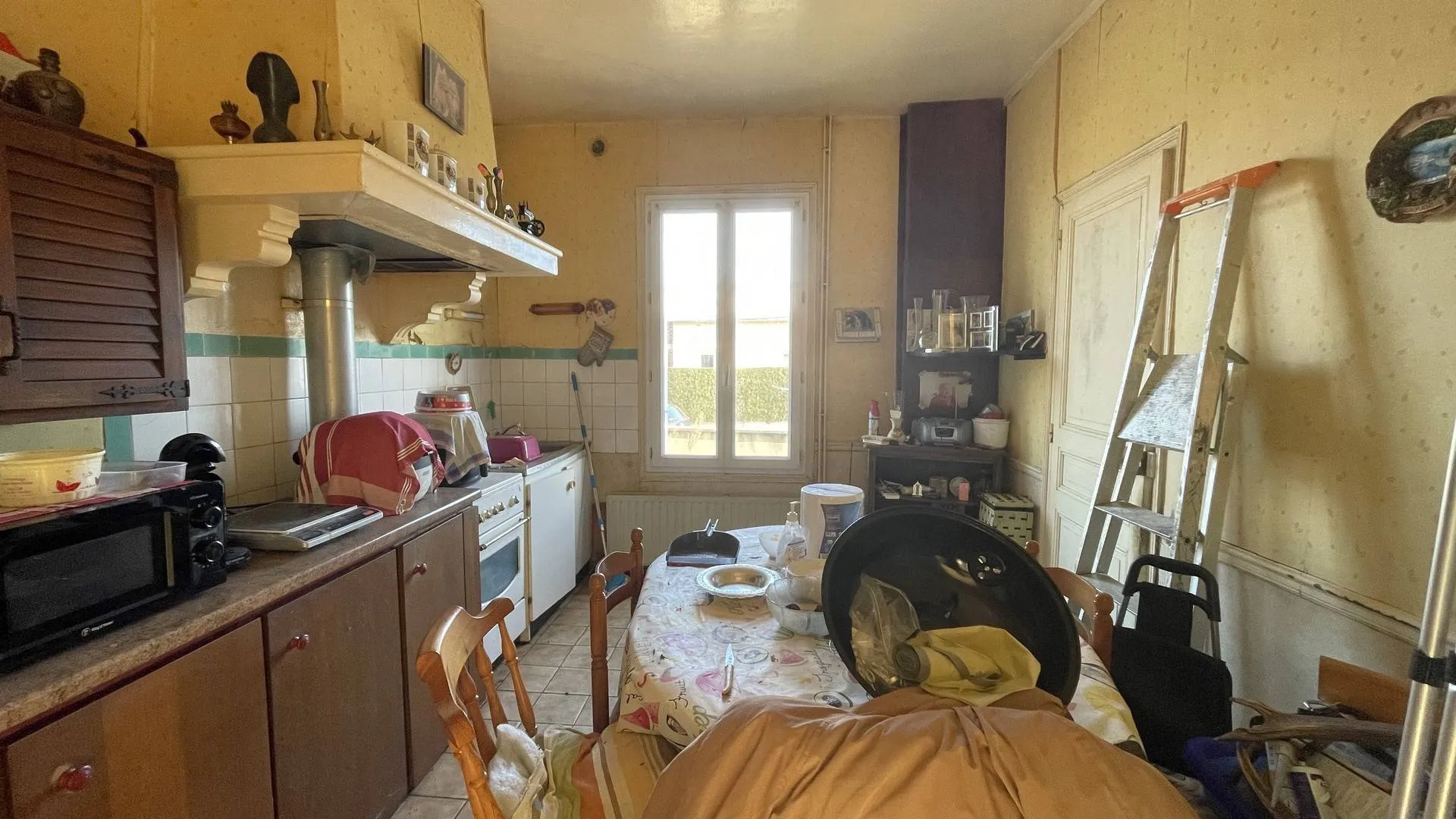 À vendre à Dieppe : Maison avec grenier aménageable et cave : Un bien avec charme à exploiter, offrant une surface habitable modulable selon vos besoins.