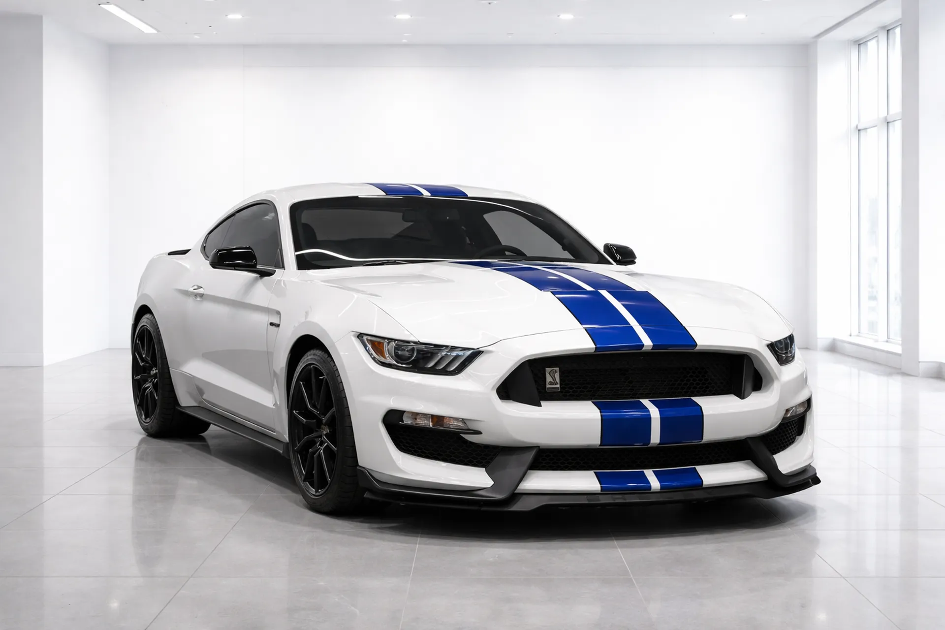 Ford Mustang Shelby GT350 blanche – vue avant 3/4 en showroom à Bordeaux, France