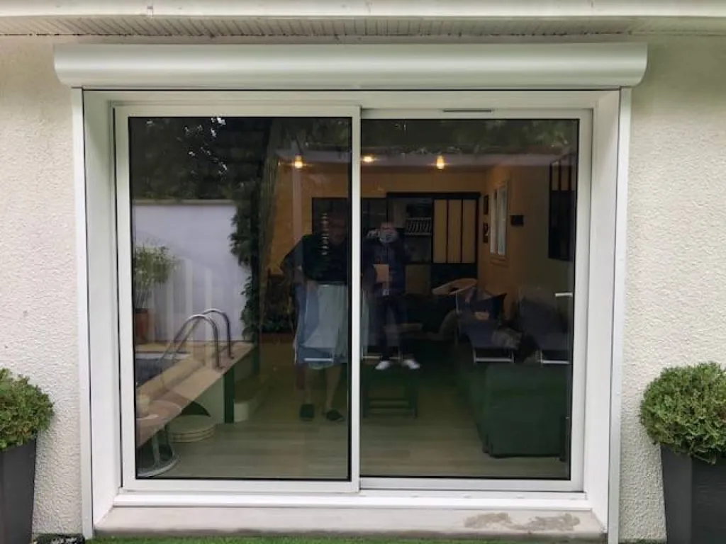 Agrandissement et remplacement d'une porte fenêtre PVC en coulissant deux vantaux en Aluminium à Corbas région Rhône Alpes Auvergne