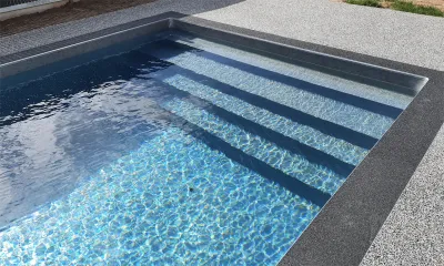 Construction d'une piscine enterrée avec liner gris marbré à Octeville-sur-Mer : le choix idéal pour une piscine design au meilleur prix