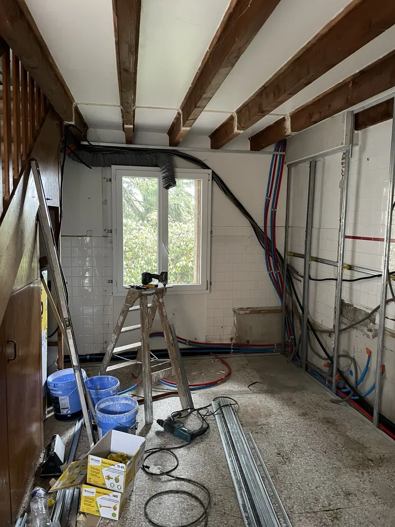 Travaux de rénovation électrique dans cette cuisine à Beaujeu avec mise aux normes et installation de nouvelles prises adaptées aux usages modernes