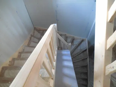 Conception et pose d'un escalier en bois sur mesure 2/4 tournant à Marseille