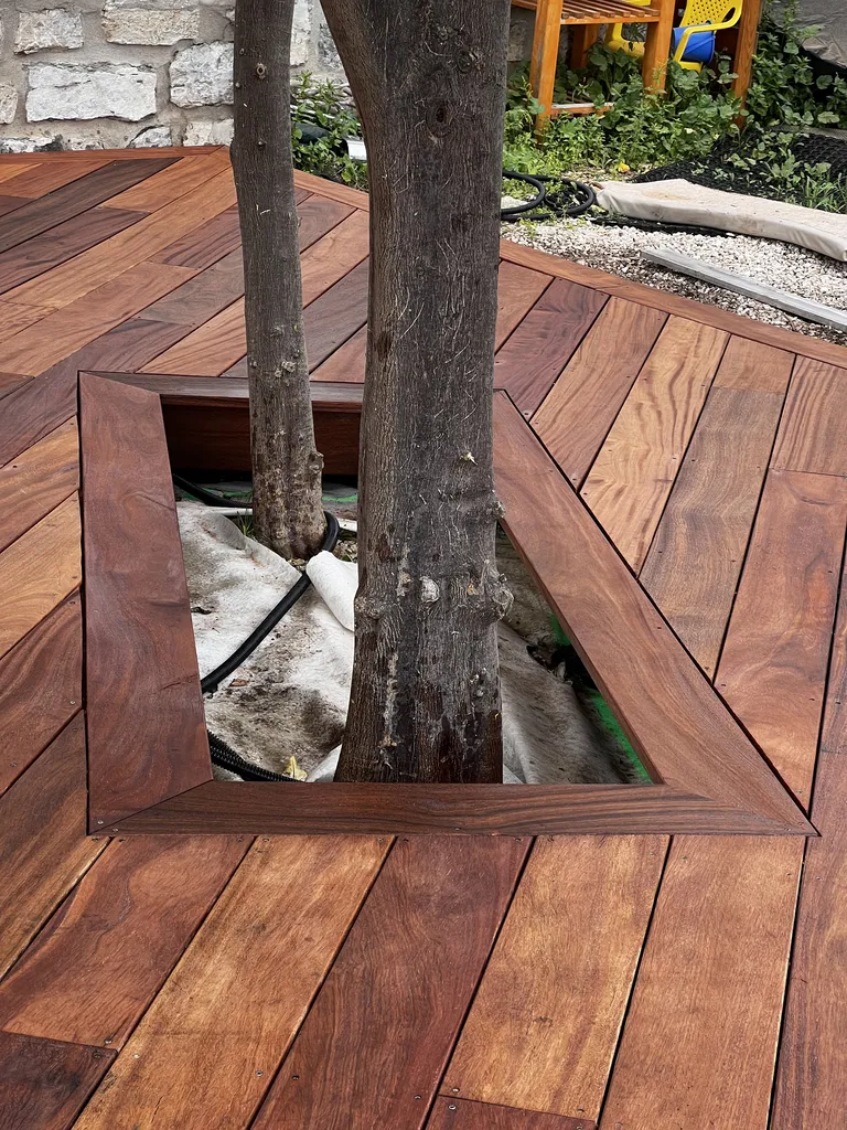 Création d’une terrasse bois exotique et d’un espace en travertin à Toulon