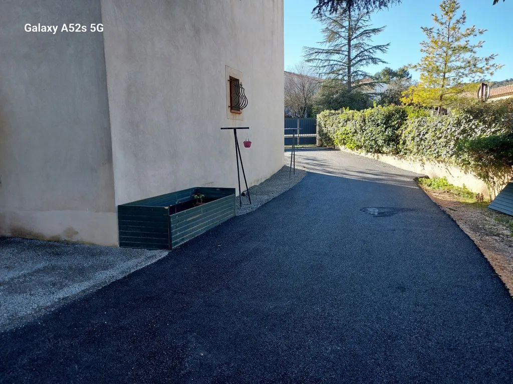 application d'enrobé de bitume noir pour réfection d'un chemin de propriété sur Saint maximin la sainte baume dans ke Var