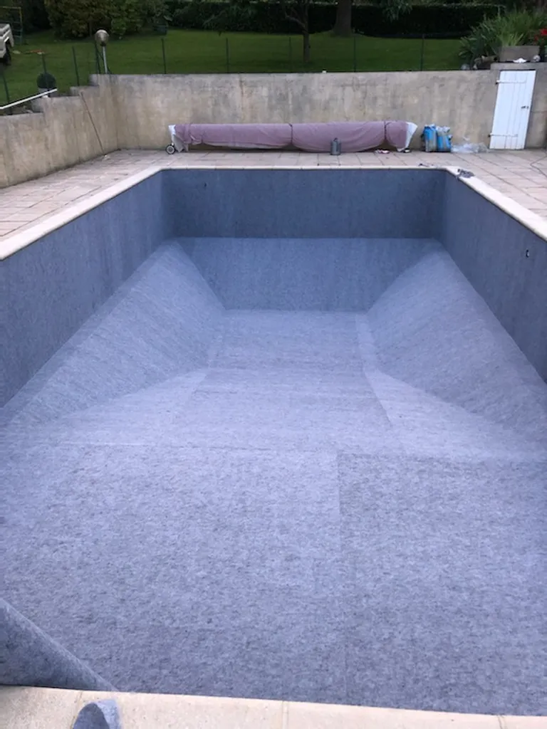 Quelle est la durée de vie d’un liner de piscine à Langon et comment anticiper son remplacement pour préserver durablement votre bassin ?