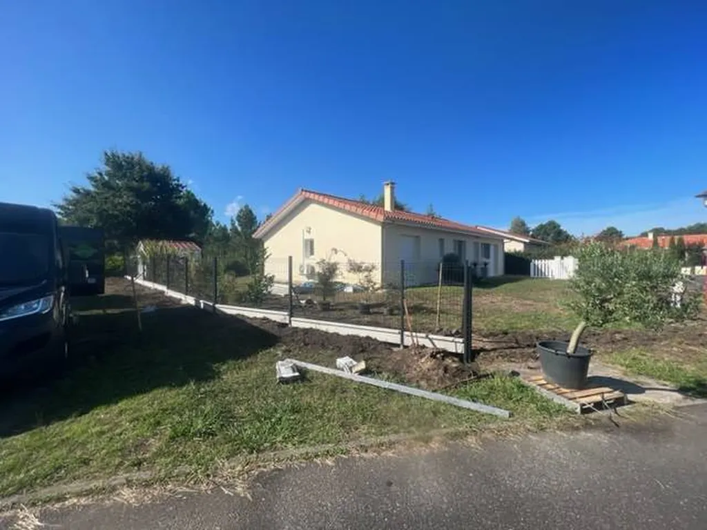 Clôture en grillage rigide pour préserver sécurité et intimité à Gastes