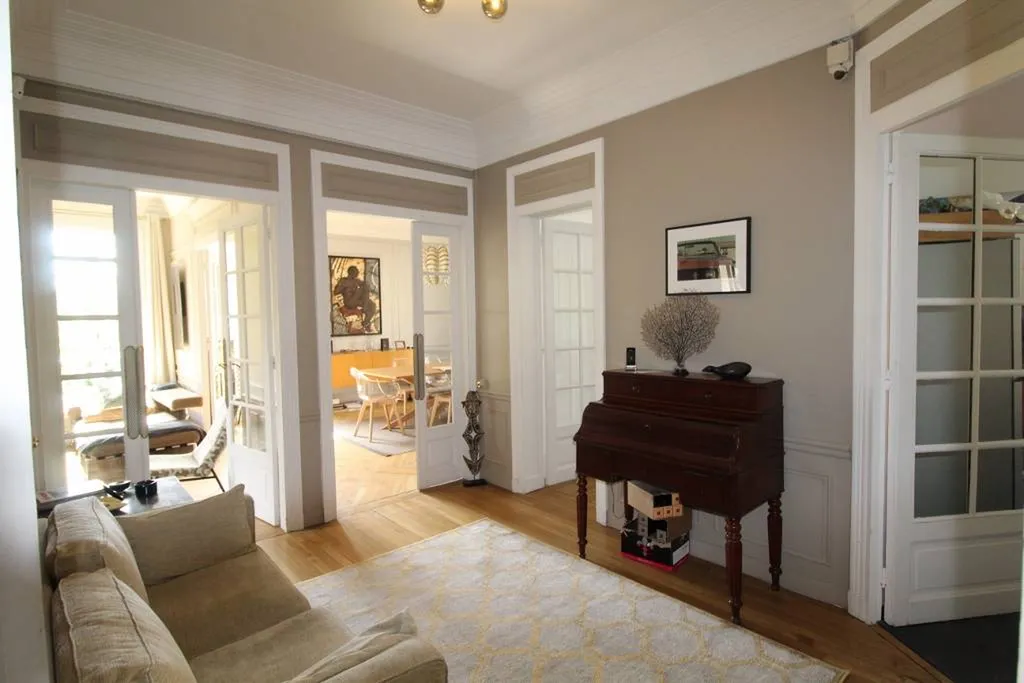 A vendre magnifique appartement 5 pièces 3 chambres avec son vaste salon à Paris 75015