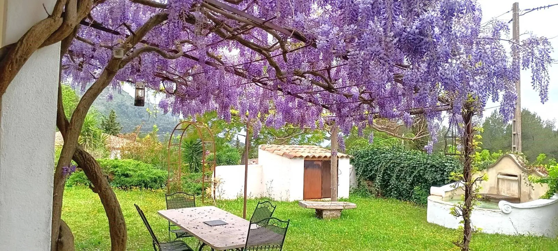 A vendre maison individuelle T4 de plain-pied Cassis  au calme, en campagne, avec piscine et vue mer