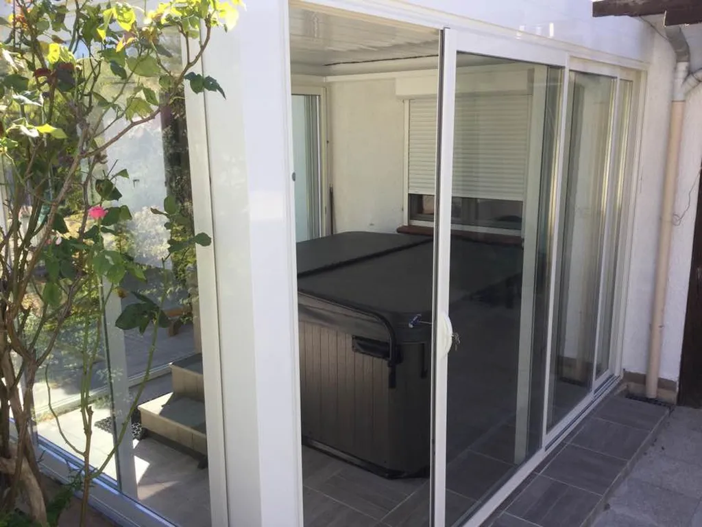 Pergola bioclimatique blanche sur Martigues