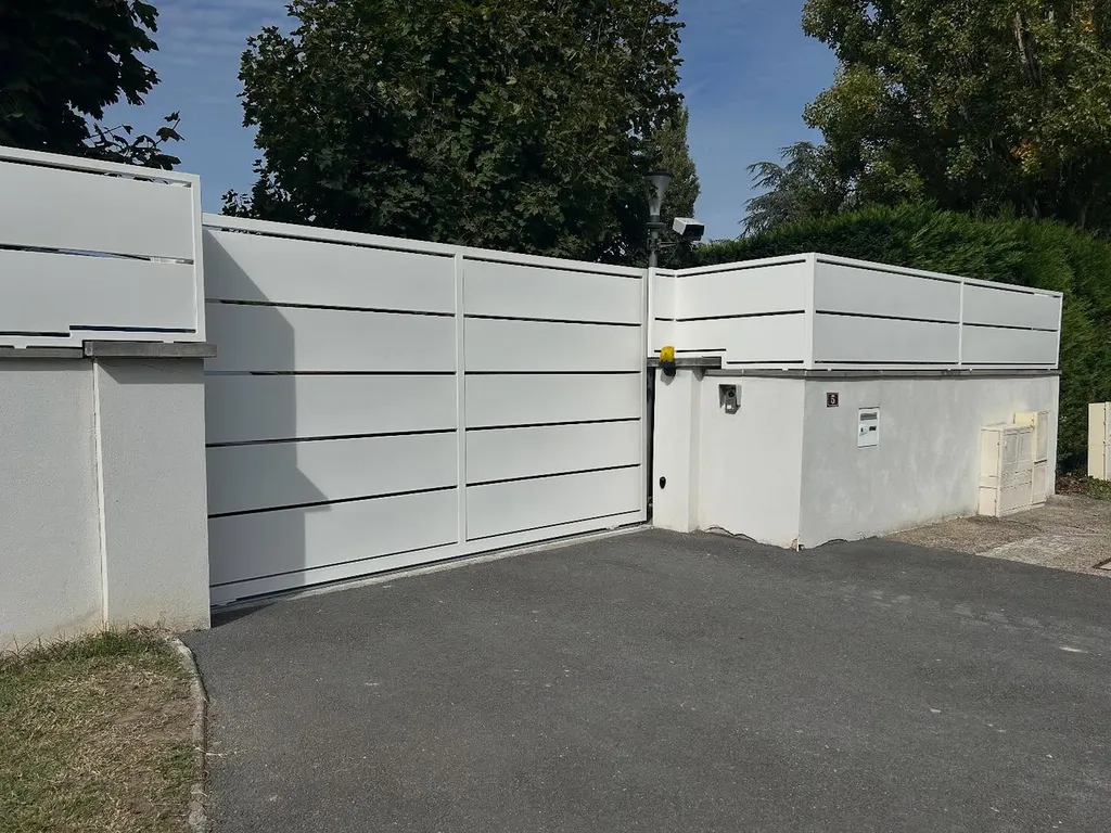 Fabrication et pose d'un portail sur mesure ou d'un portillon en acier thermolaqué à Vieille-Toulouse en Haute-Garonne