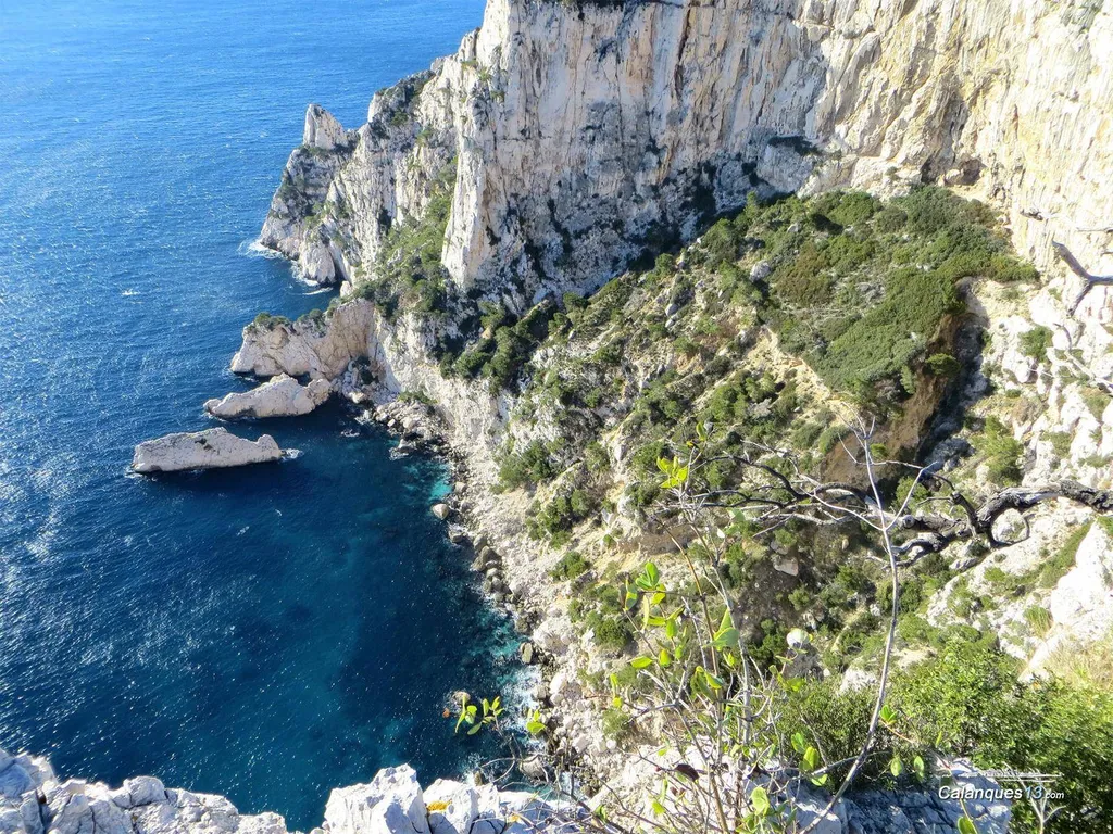 Calanque de Devenson excursion l’Eden Boat: passengers admiring the towering cliffs of the Calanque de Devenson from l’Eden Boat