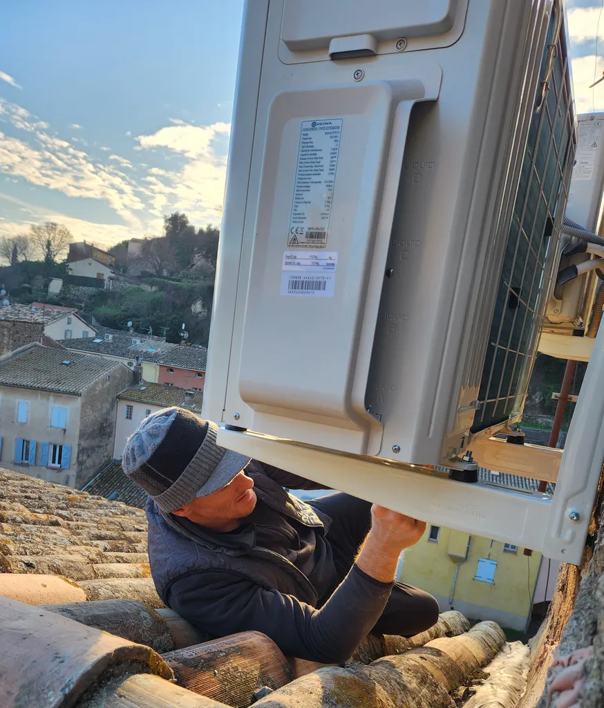 Installation d’un système de climatisation tri-split HEIWA à Les Arcs-sur-Argens