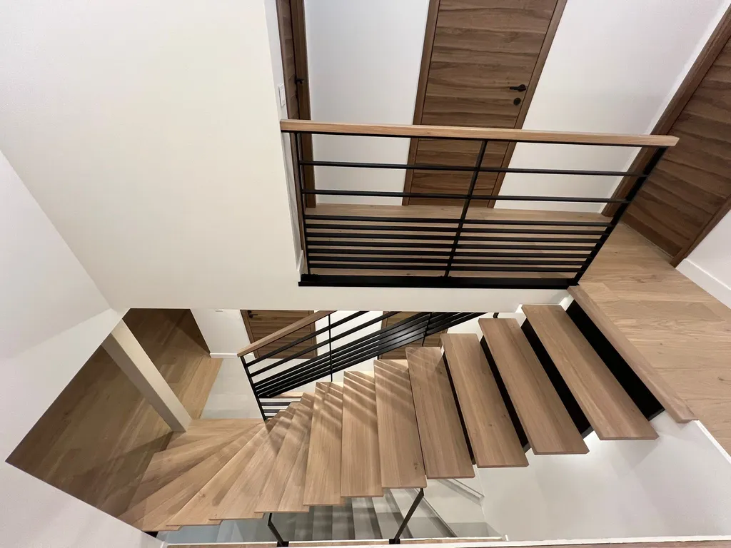 Escalier avec garde-corps en métal et garde-corps en verre à l’étage sur mesure à Annecy en Savoie