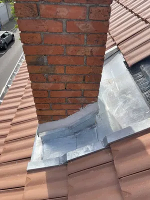 Pose d’abergement de cheminée à Versailles avec reprise des solins zinc, étanchéité renforcée et suppression d’infiltration après intempéries