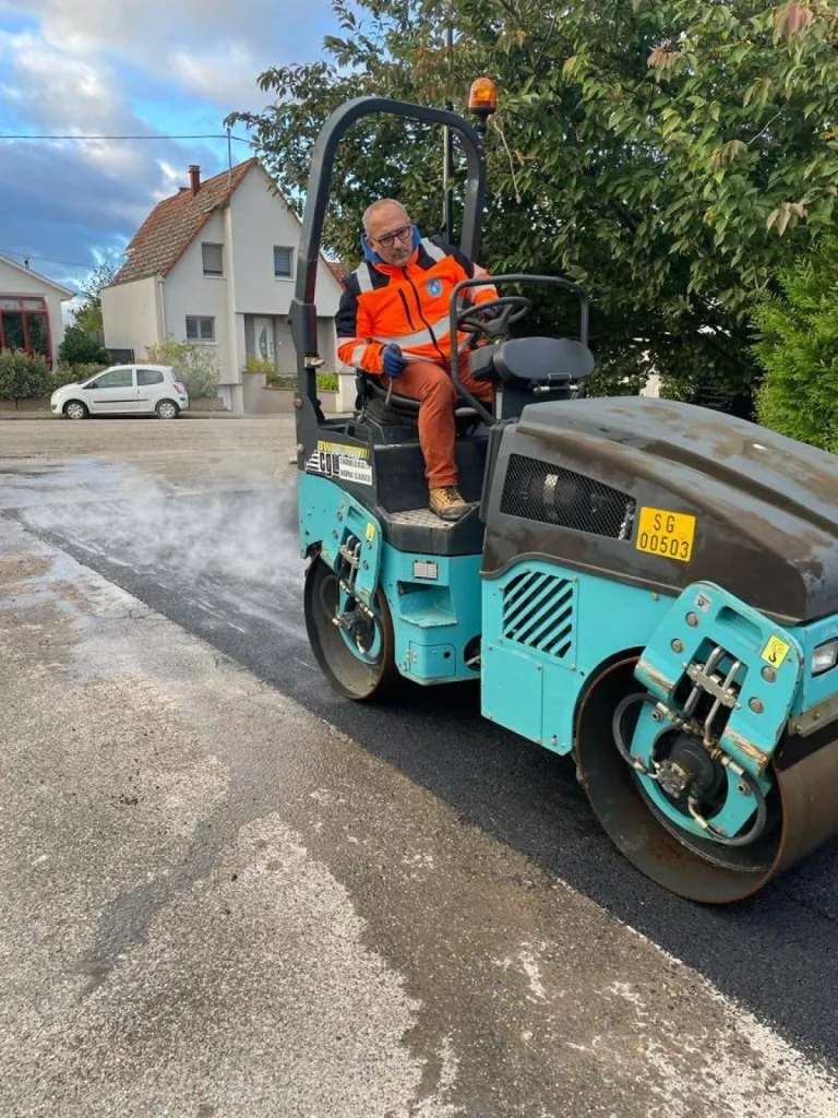 Pose d'enrobé à Wiwersheim, près de Stutzheim 