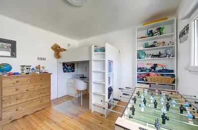 Exclusivité élégante maison meublée avec des prestations contemporaines entre le  lycée international de Saint-Germain-en -Laye et le centre-ville de Saint-Germain-en-Laye.