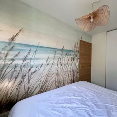 Chambre rénovée avec rangements sur mesure et lumière douce, par l’Atelier D. architecte d’intérieur à Bordeaux