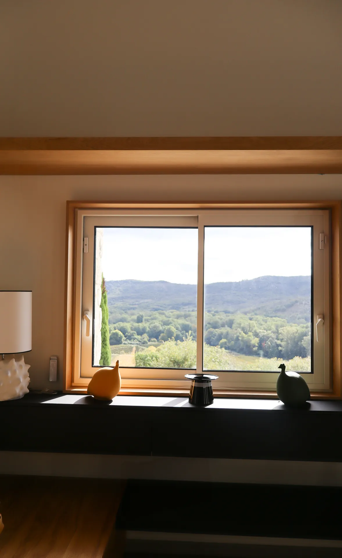 Meuble télé sur mesure en bois et rangements intégrés pour un intérieur contemporain vers Ruoms en Ardèche