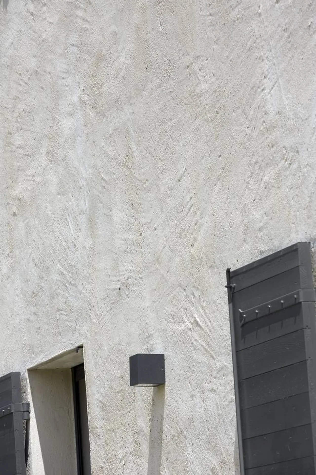 Enduit réalisé à l'ancienne avec un mélange de sable de Vaugines et de gravier sur la construction d'un mas traditionnel en Provence