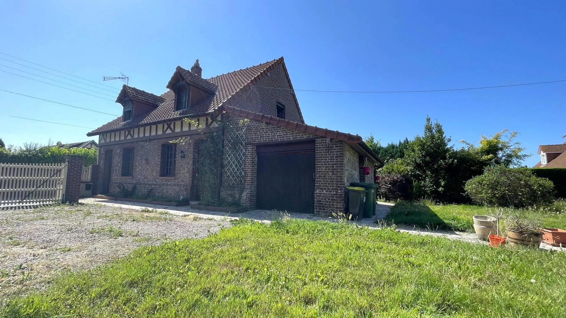 Propriété avec rangement pratique à vendre** : Placard de rangement et accès à la chaufferie au rez-de-chaussée.