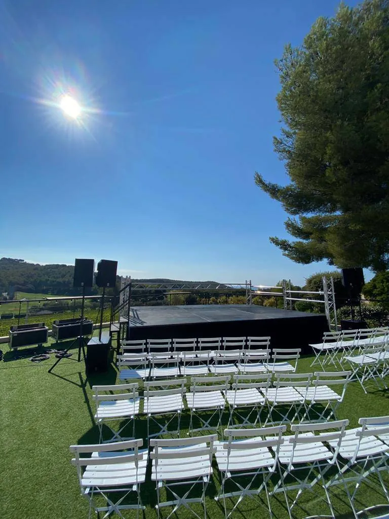 Installation d'une scène domaine de Frégate à Bandol Var 83