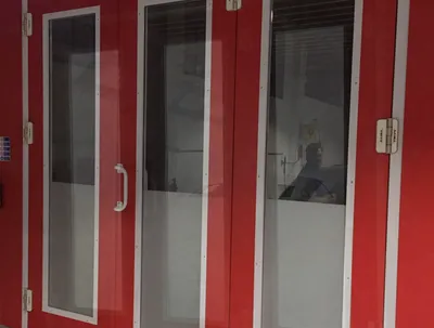 Mise en place de film occultant ou effet-miroir pour protéger vos bâtiments du soleil