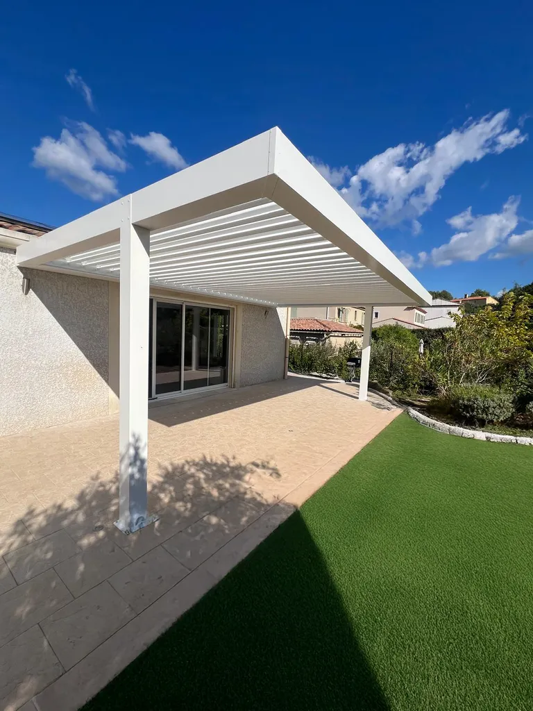 Pergola bioclimatique blanche sur terrasse avec poteau déporté près de Manosque