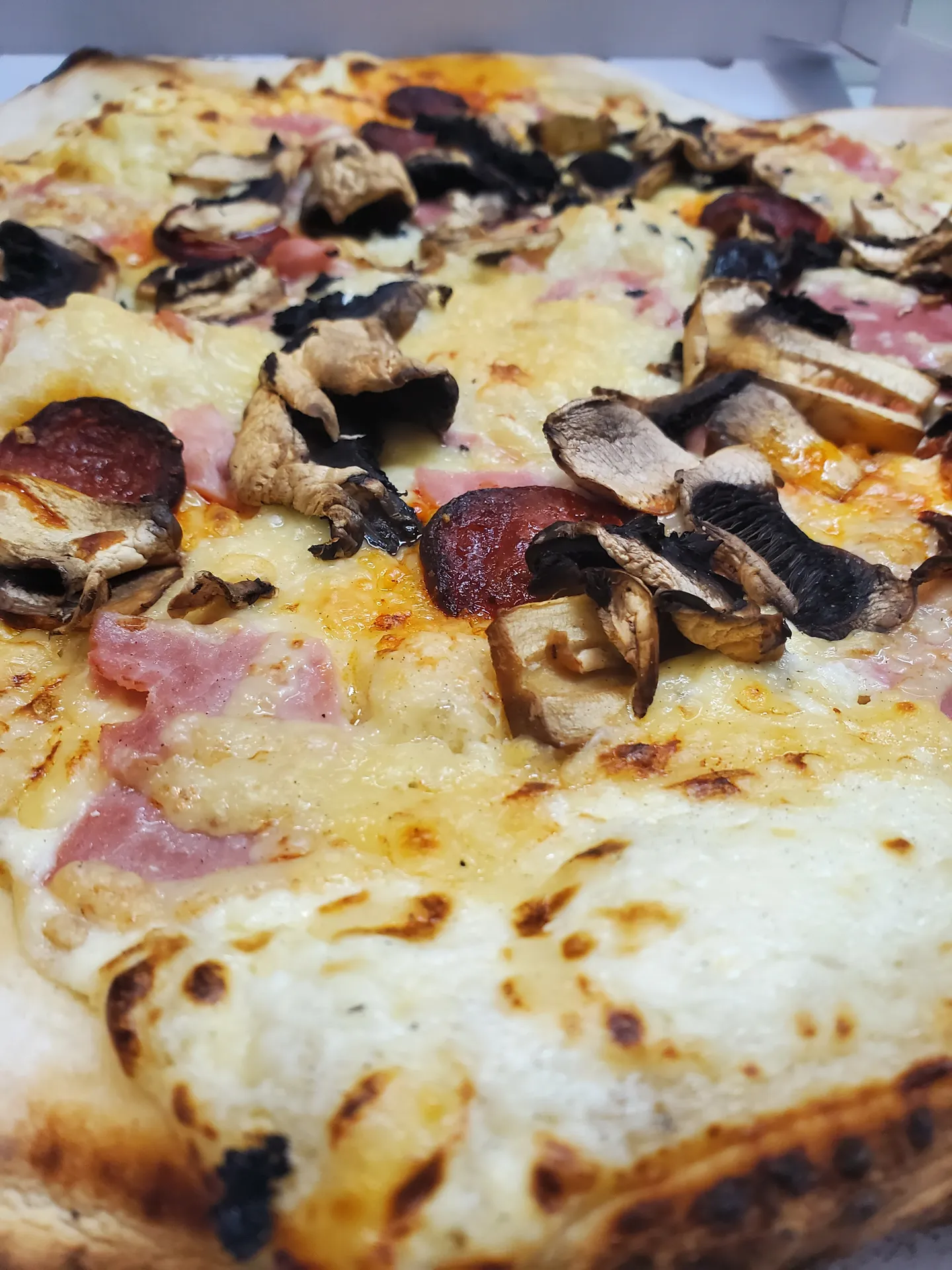 pizza à  base de crème sur Salon-de-provence 