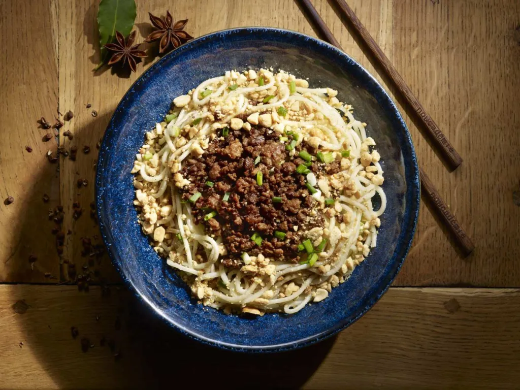 réalisation de photographie de plat culinaire pour restaurant nouilles dan dan au porc haché sans soupe