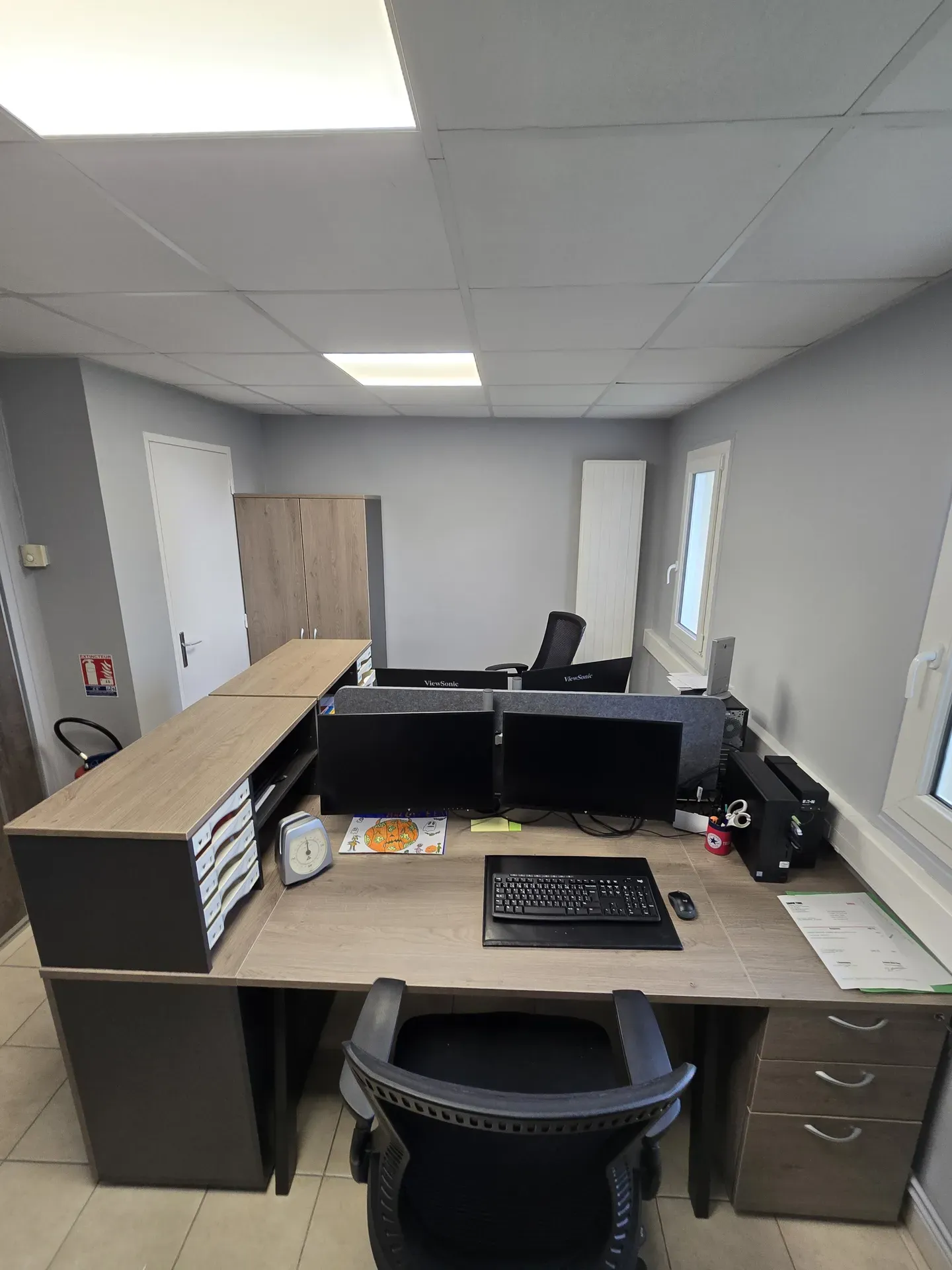 Bureau face à face avec armoire et top box de rangement