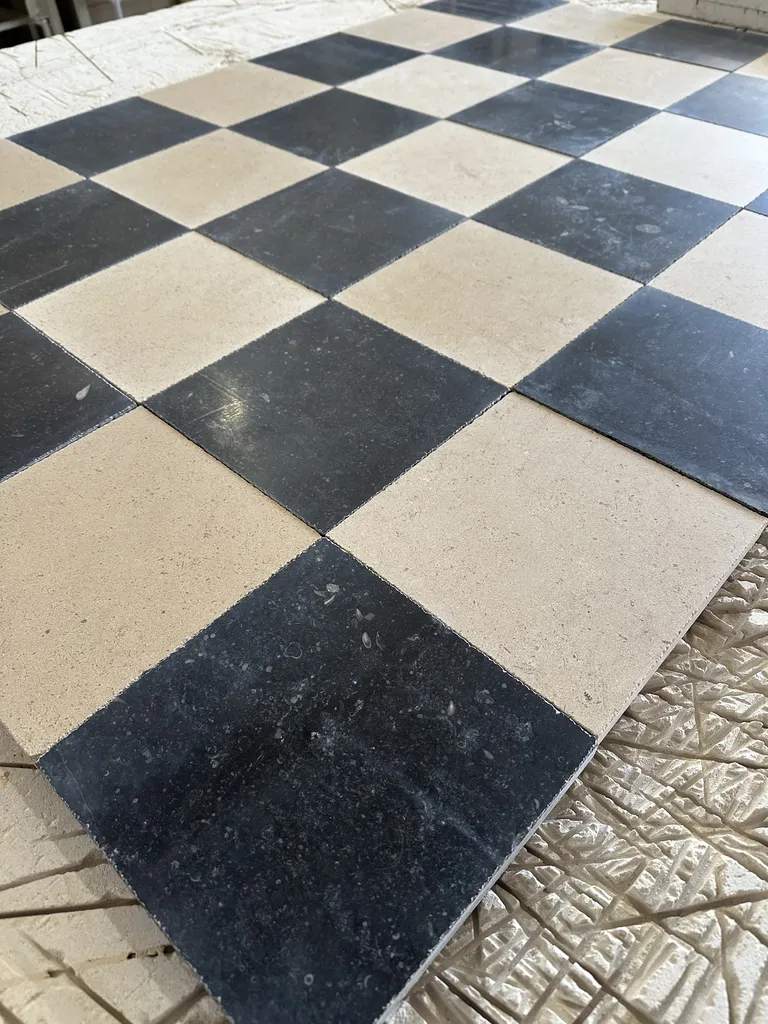 Damier FRANCEPIERRE – Pierre Naturelle Haut de Gamme à Paris et en Île-de-France : Bourgogne, Dordogne, Périgord, Travertin, Sinai Pearl et Atlas