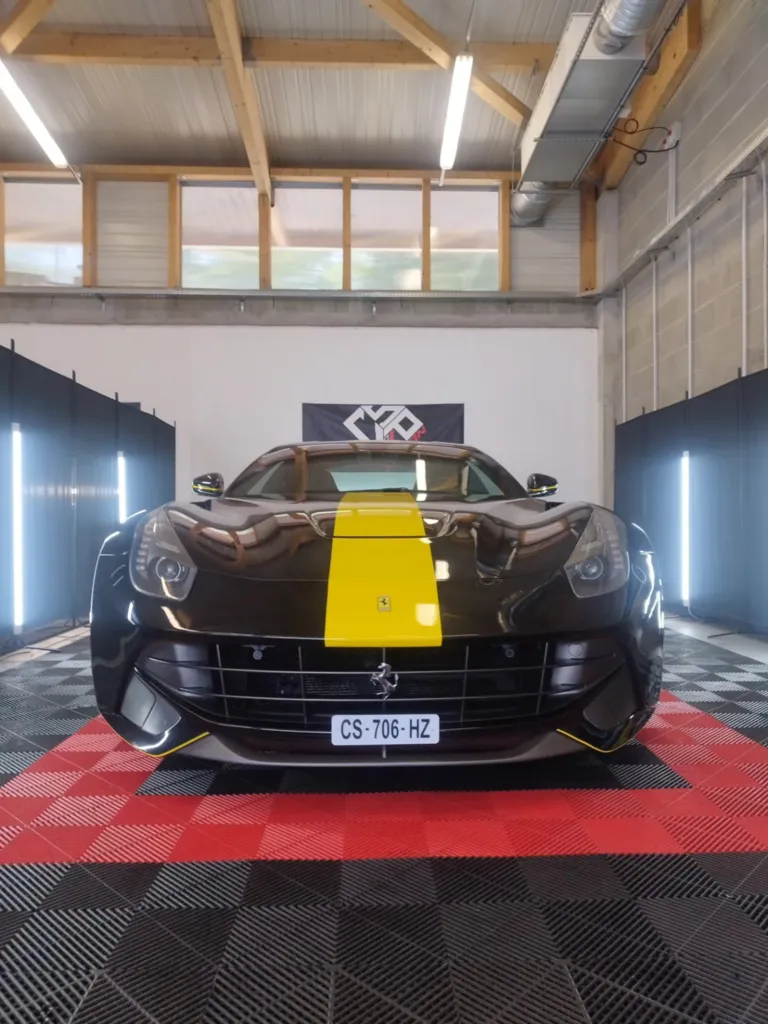 Confection et pose de bandes et liserets de covering Avery gloss yellow sur Ferrari F12 à Clermont-Ferrand