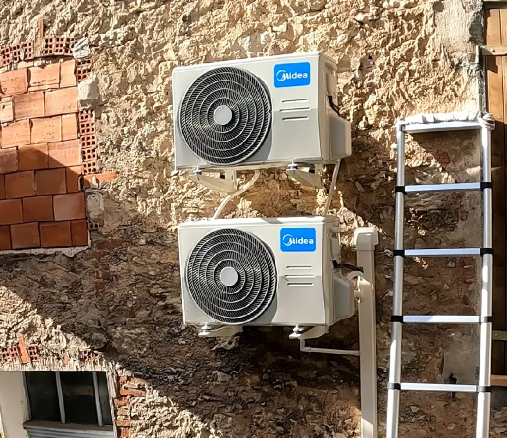 Avant installation : groupe extérieur de climatisation sans cache