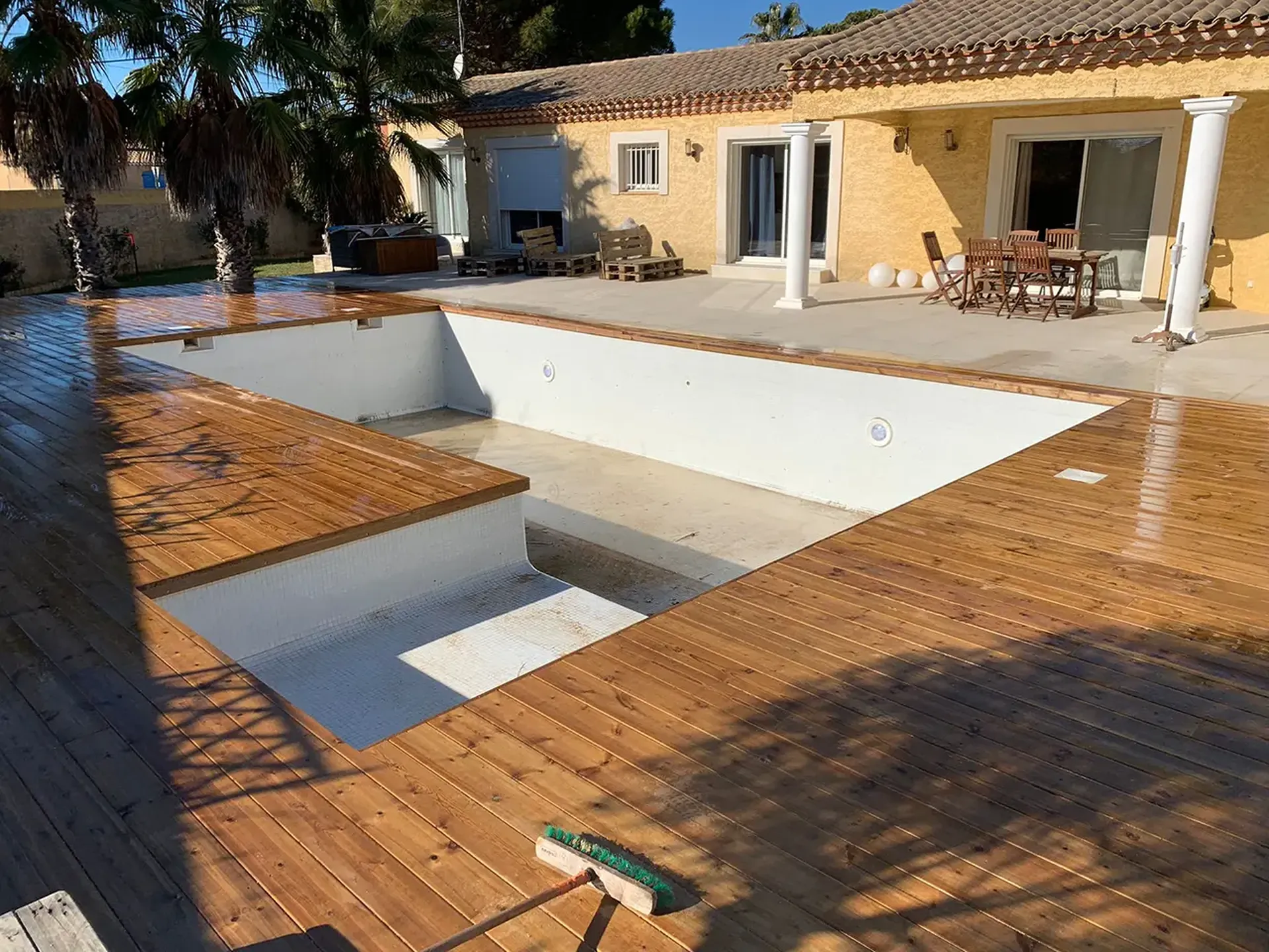 Conception d'un espace piscine avec une terrasse en bois sur-mesure et aménagements relaxants à Agde