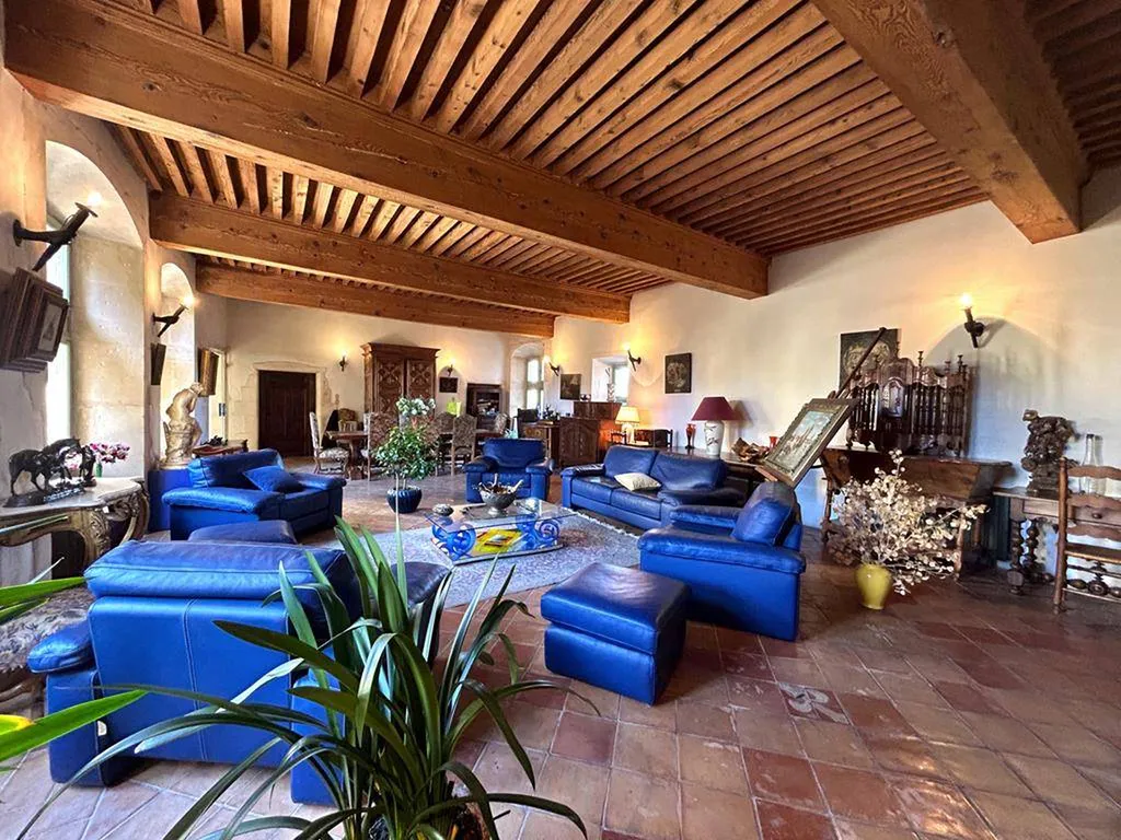 Pernes-Les-Fontaines - Vente Élégant château du XVIᵉ siècle, cour, jardin intimiste, piscine, au cœur historique et touristique du village.