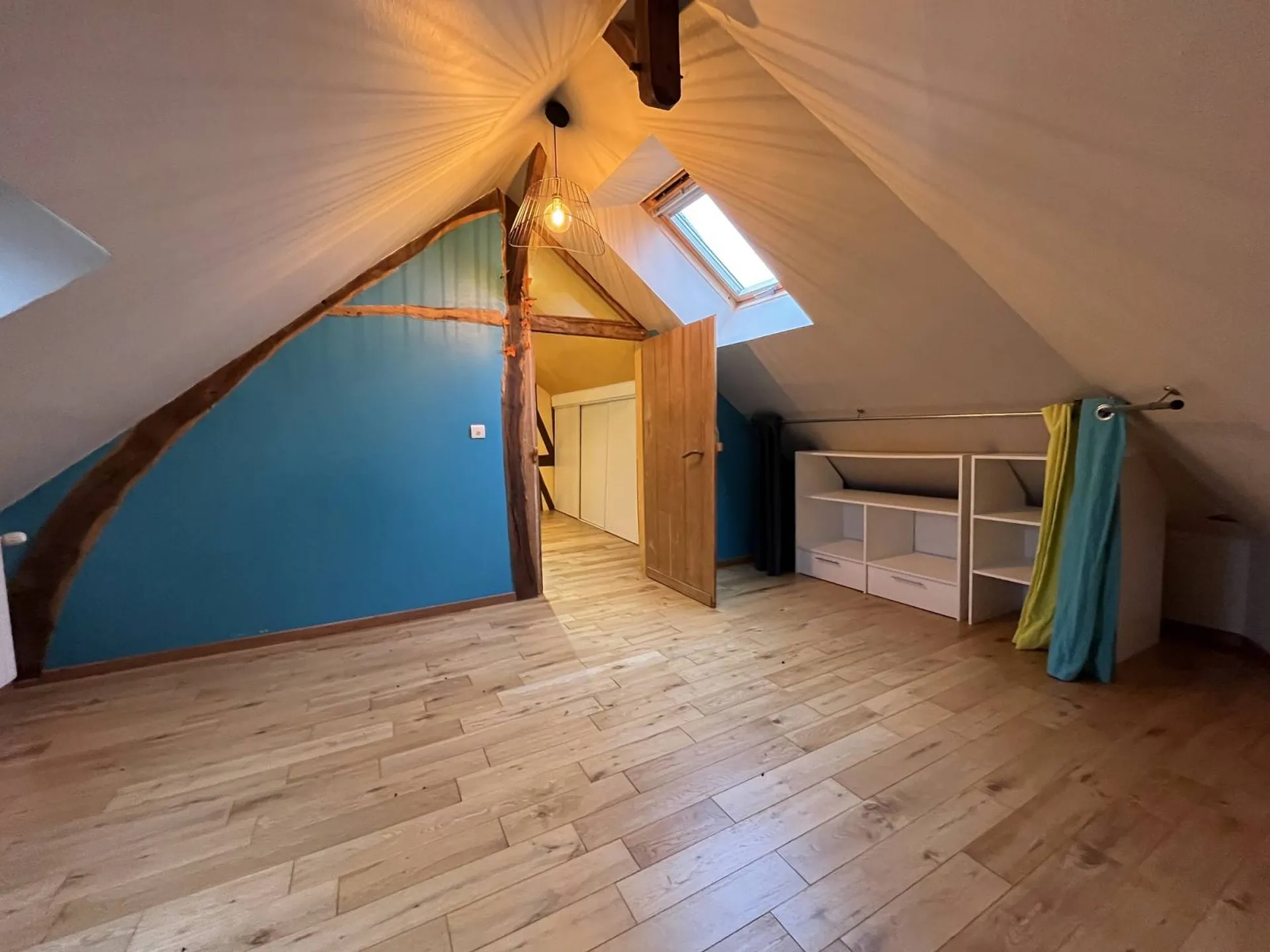 Maison de caractère, à vendre, offrant de beaux volumes, située à Betteville