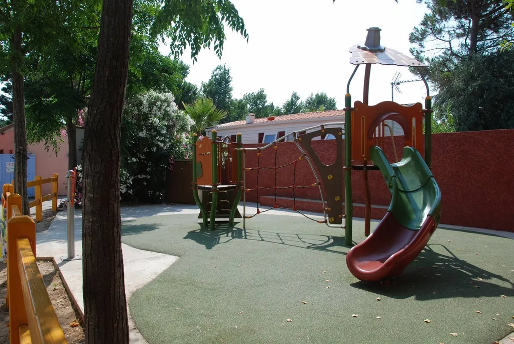 je recherche une aire de jeux facile pour les enfants de 2 à 10 ans sur  cap d'agde