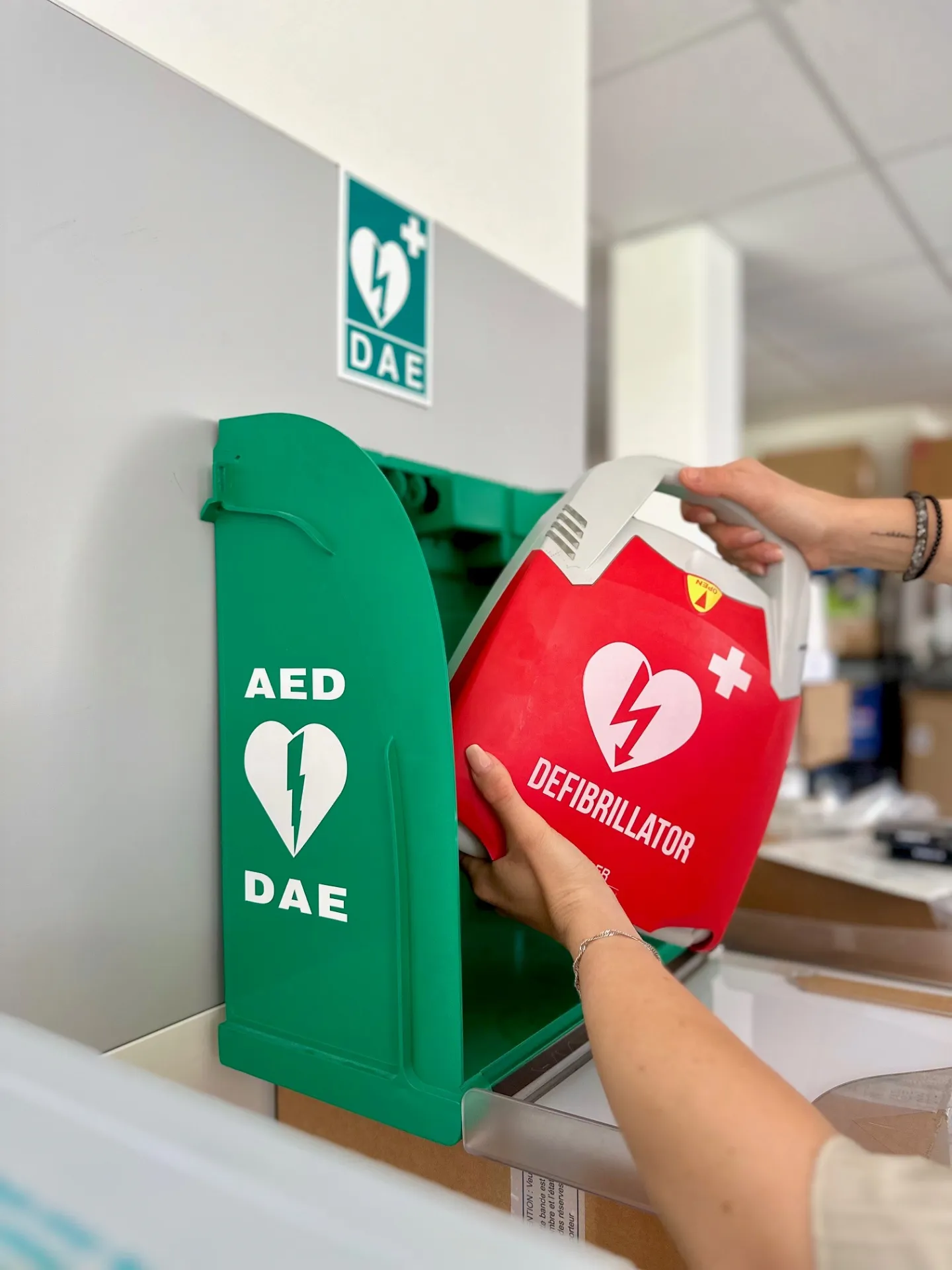 vente de Défibrillateur, consommables avec boitier de protection en région Auvergne-Rhône-Alpes